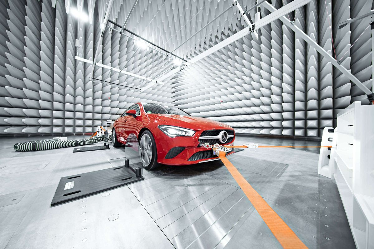 Um die Strahlenbelastung zu verringern, verlegt Mercedes Kabel und E-Bauteile deshalb so weit wie möglich im Unterboden oder Motorraum, also von der Kabine durch eine Metallschicht getrennt. Foto: Mercedes
