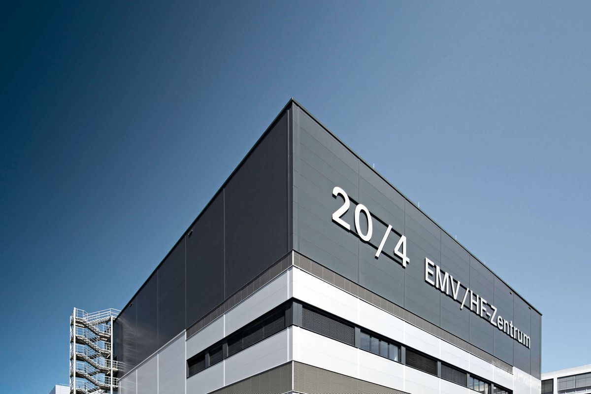 Mercedes untersucht die elektromagnetische Verträglichkeit (EMV) der E-Antriebe in einem eigenen Prüfgebäude in Sindelfingen. Foto: Mercedes